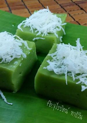 A picture of Khanom Piak Poon (Pandan Coconut Jelly).