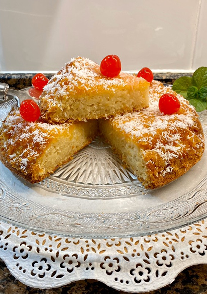 Una foto de Pastel esponjoso de coco y caramelo, sin gluten