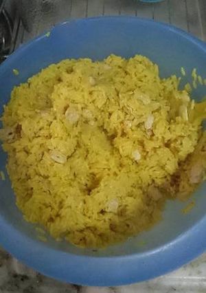 Una foto de Arroz amarillo con Pollo