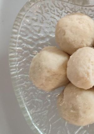 ચોખા ના લોટ ના લાડુ (Rice Flour Ladoo Recipe In Gujarati) રેસીપી મુખ્ય ફોટો