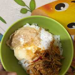 A picture of Rice bowl ayam suir pedas.