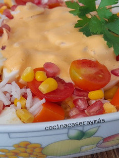 Una foto de Ensaladilla de arroz con huevo y granada