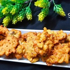 A picture of Aloo pakora.