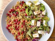 Uma foto de salada couscous