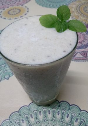 Una foto de Licuado de banana, pera y uvas🍌🍐🍇