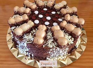 Una foto de Tarta Tragabolas (con bizcocho de vainilla y ganache de chocolate)