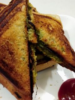 મગ ટોસ્ટ સેન્ડવીચ (moong toast sandwich) #ટિફિન રેસીપી મુખ્ય ફોટો