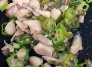 Hình của món Nấm bào ngư xám xào đậu bắp.