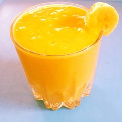 A picture of Vanilla peanut butter mix fruit smoothie 🥤.