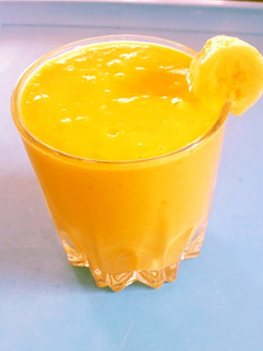 A picture of Vanilla peanut butter mix fruit smoothie 🥤.