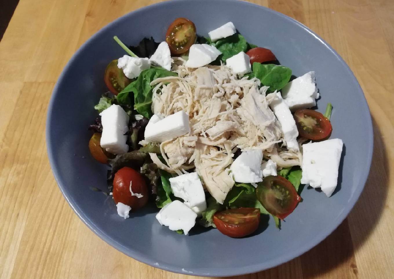 Ensalada con pollo desmenuzado