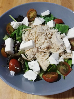 Una foto de Ensalada con pollo desmenuzado