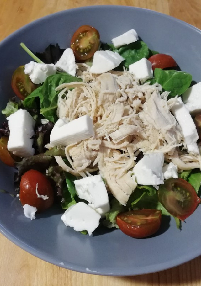 Una foto de Ensalada con pollo desmenuzado