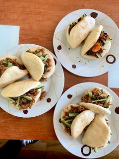 Una foto de Baos de costilla y panceta lacadas