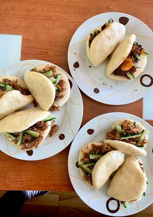 Una foto de Baos de costilla y panceta lacadas