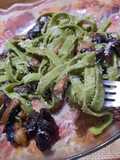 Fideos verdes con champiñones y hongos de pino