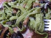 Una foto de espinacas uvas