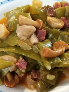 Una foto de Judías verdes con jamón y setas variadas