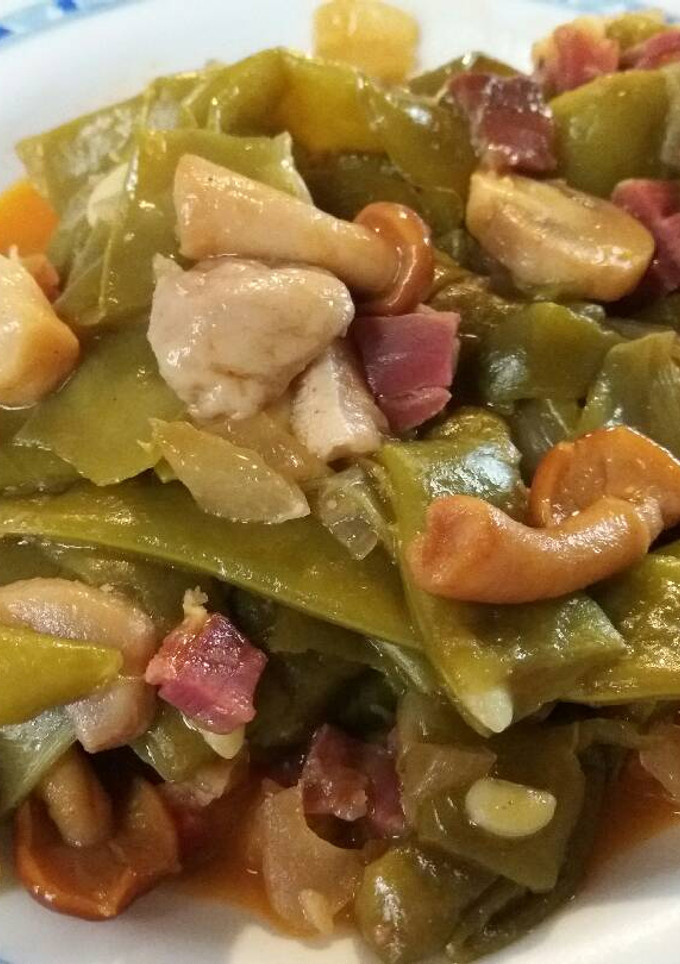 Una foto de Judías verdes con jamón y setas variadas