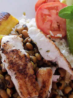 Una foto de Frejol Castilla, con Trozos de Pescado, Platano y ensalada!!!