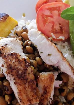 Una foto de Frejol Castilla, con Trozos de Pescado, Platano y ensalada!!!
