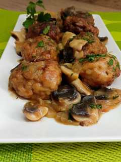 Una foto de Albóndigas con champiñones