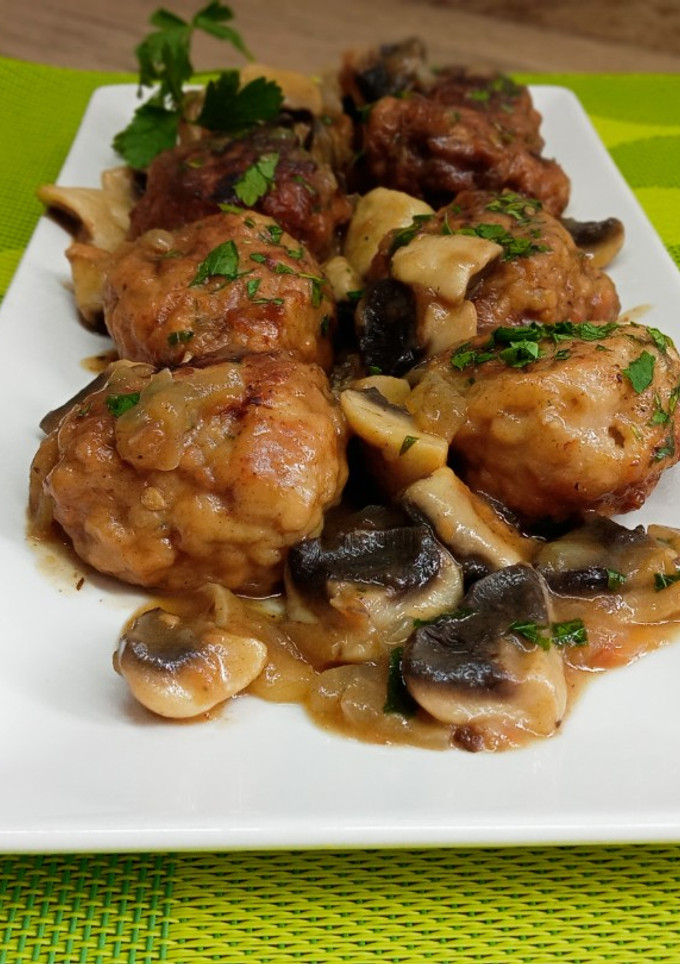 Una foto de Albóndigas con champiñones