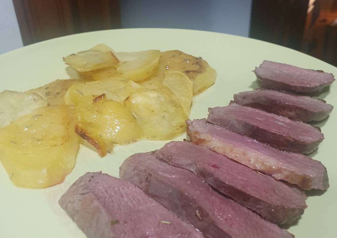 Magret de pato al horno con patatas panadera