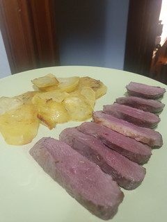 Una foto de Magret de pato al horno con patatas panadera