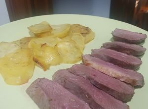 Una foto de Magret de pato al horno con patatas panadera