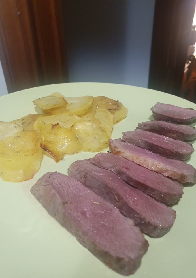 Una foto de Magret de pato al horno con patatas panadera