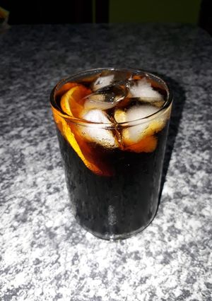Una foto de Trago con Punt e Mes y naranja
