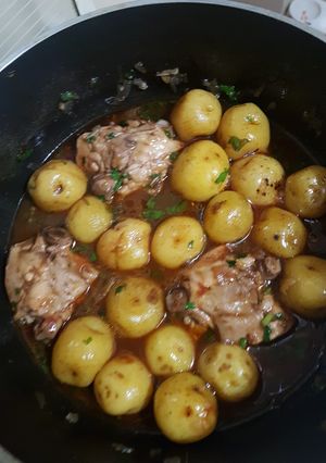 Una foto de Pollo a la coca cola con papitas