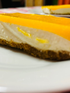 Una foto de Tarta fría de yogur con cobertura de mango