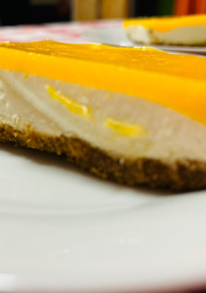 Una foto de Tarta fría de yogur con cobertura de mango