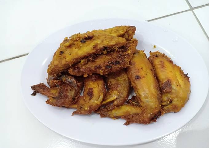 Sayap ayam + tempe goreng lengkuas