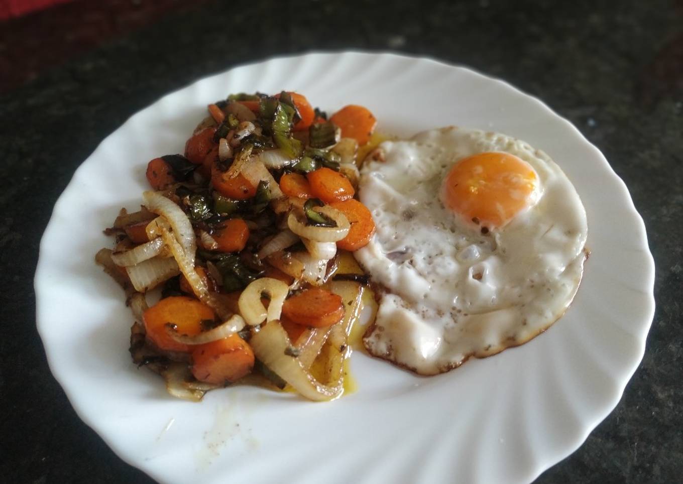 Verduras salteadas con especias y huevo a la plancha. Receta fit