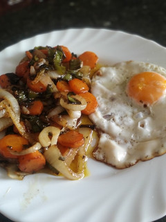 Una foto de Verduras salteadas con especias y huevo a la plancha. Receta fit