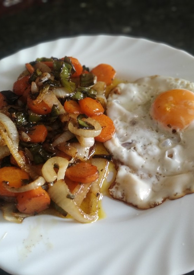 Una foto de Verduras salteadas con especias y huevo a la plancha. Receta fit