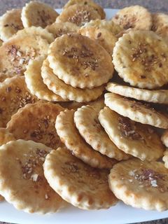 Una foto de Galletas saladas para aperitivos muy ricas y fáciles de hacer