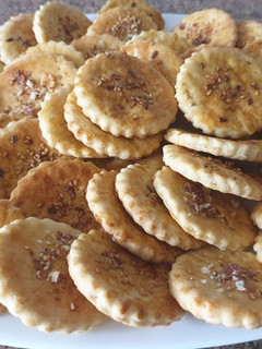 Una foto de Galletas saladas para aperitivos muy ricas y fáciles de hacer