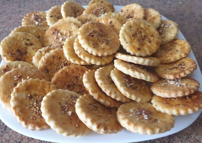 Galletas saladas para aperitivos muy ricas y fáciles de hacer Receta de  Comida de Marruecos Con Hakima - Cookpad