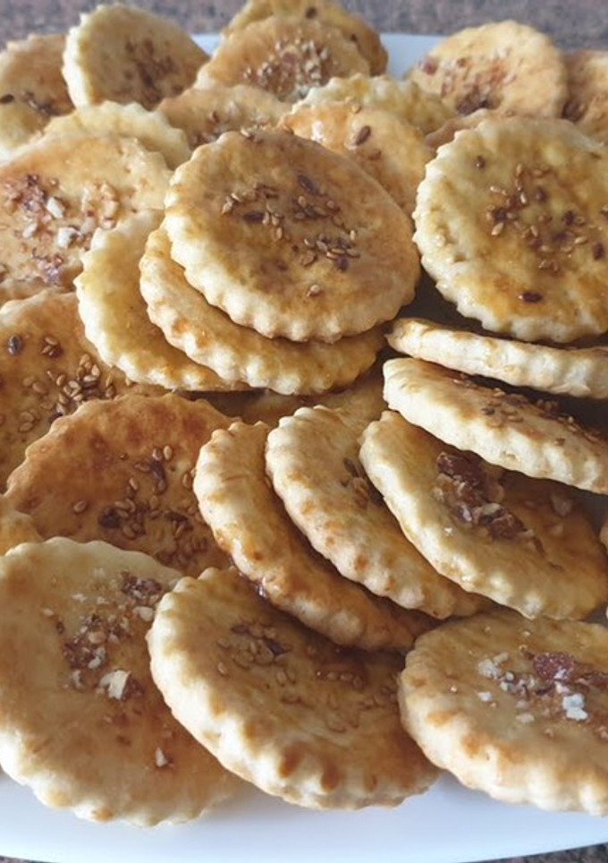 Una foto de Galletas saladas para aperitivos muy ricas y fáciles de hacer