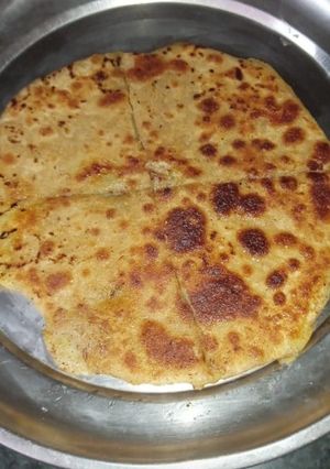 आलू का पराठा (aloo ka paratha recipe in Hindi) रेसिपी मुख्य फोटो