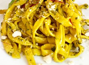 Foto di Tagliatelle con zafferano e pesto di basilico e taralli sbriciolati tutto homemade