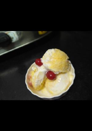 A picture of Vanilla Mango ice cream.