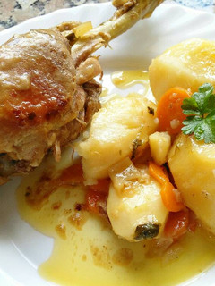 Una foto de Pollo asado en olla rápida con patatas