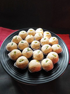 काजुगर लाडू (kajur ladoo recipe in marathi) रेसिपी चे मुख्य फोटो