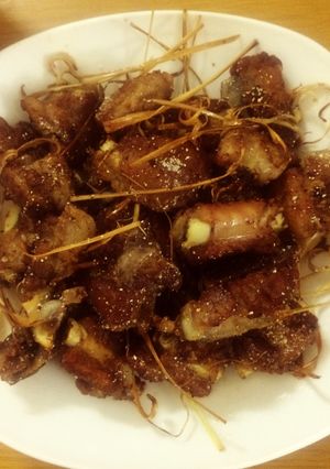 Hình của món Sườn non rang muối.