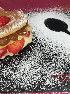 Una foto de Corazones con dulce de leche, pastelera y fresas 🍓❤️